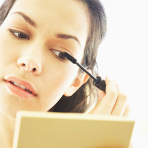 Celebrety Porn Movies Girl Putting On Mascara