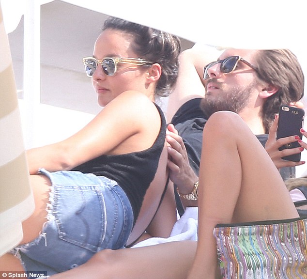 2A2E561600000578-3147710-Look_away_Kourtney_Scott_Disick_put_his_arm_around_fashion_styli-m-89_1435873801669