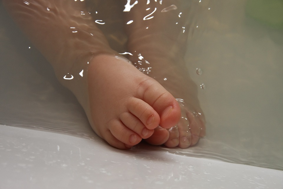 Výsledek obrázku pro baby bath tumblr